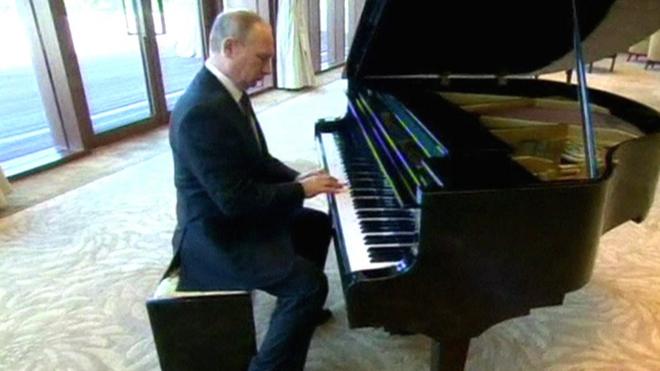 بوتين يعزف على البيانو قبيل لقاء رئيس الصين