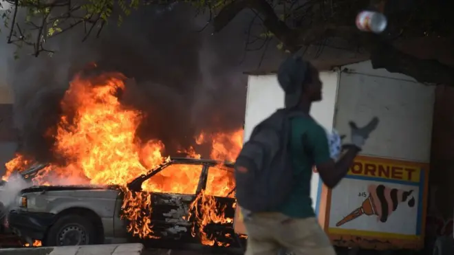 Los manifestantes han incendiado carros y saqueado comercios y gasolineras.