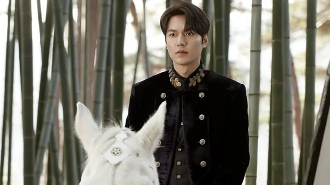 Lee Min Ho di drama The King: Eternal Mornarch