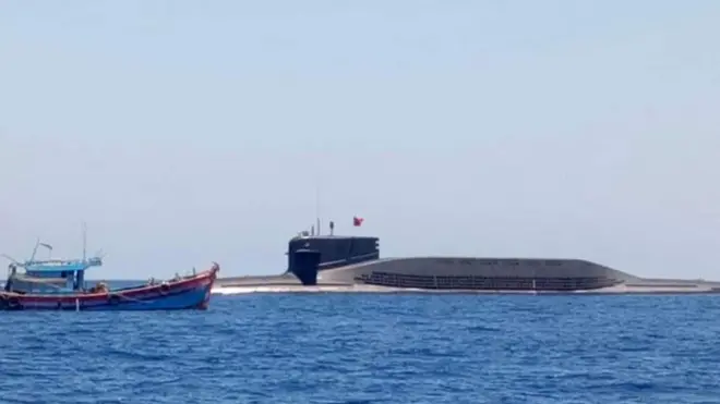 Tàu ngầm Trung Quốc xuất hiện cạnh tàu cá Việt Nam giữa tháng Chín 2019. Ảnh do ngư dân Quảng Ngãi cung cấp