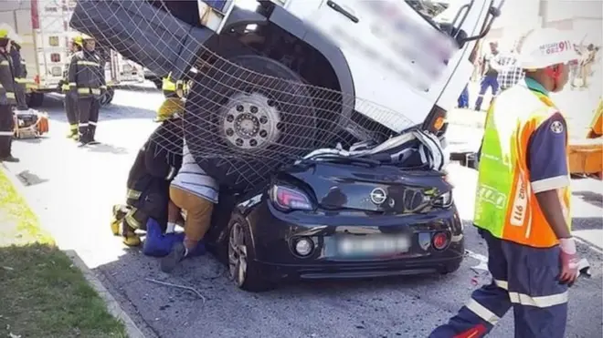 Igipolisi kivuga ko umushoferi w'iyo kamyo yayihagaritse nabi agiye gutora abana kw'ishure