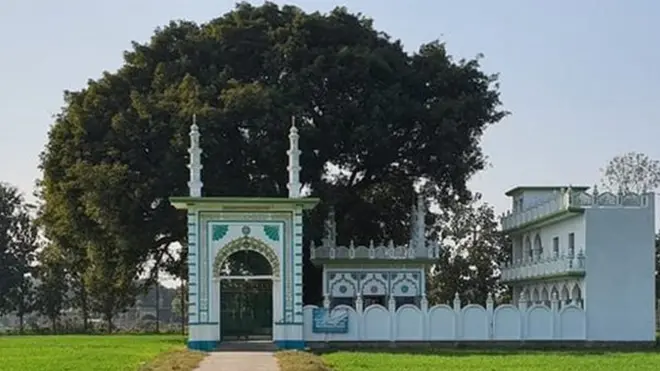 धन्नूपुर गांव में जिस जगह ज़मीन देने का प्रस्ताव किया गया है, उसके पास ही एक दरगाह है