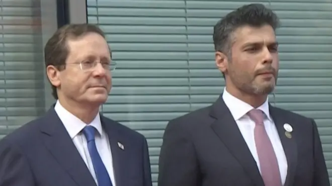 لحظة افتتاح الإمارات سفارتها في إسرائيل