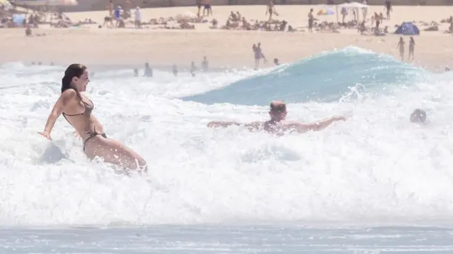 Власти Австралии распорядились о закрытии пляжей в штатах Куинсленд и Новый Южный Уэльс, а также отменили серию спортивных мероприятий, намеченных на воскресенье