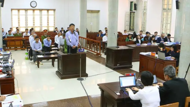 Đinh La Thăng, một trong những thành viên cao cấp trong Bộ Chính trị, hầu tòa vì tội tham nhũng
