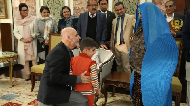 اشرف غنی، رئیس جمهوری افغانستان از شربت گل و فرزندانش در ارگ ریاست جمهوری افغانستان استقبال کرد