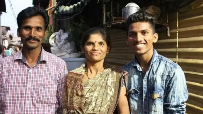 اپنے والدین کے ساتھ اوم کار