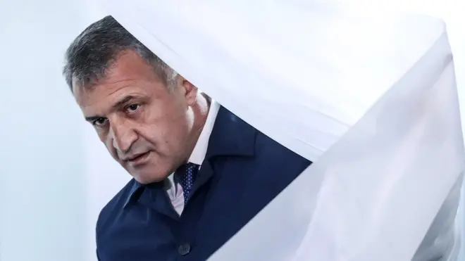 По предварительным данным ЦИК, Анатолий Бибилов набирает 58% голосов на выборах президента отколовшейся от Грузии Южной Осетии