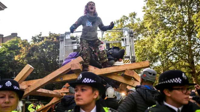 Више стотина чланова групе Побуна против изумирања је ухапшено.