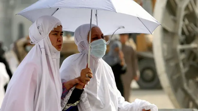 Jemaah dari Asia menggunakan masker saat musim haji tahun lalu
