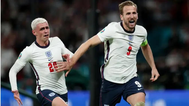 Harry Kane and Phil Foden celebrate