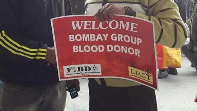 विनय टोप्पो (हाथ में मोबाइल लिए हुए) बिजनेस करते हैं.