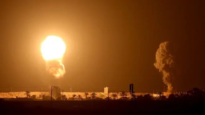 أطلقت حماس وابلا من الصواريخ في اتجاه إسرائيل وردت إسرئيل بقصف مواقع في غزة