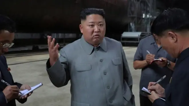 تفقد كيم نوعا جديدا من الغواصات قبل أيام.