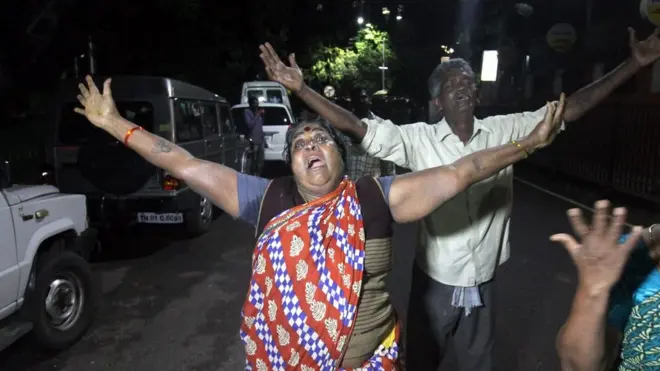 अपोलो अस्पताल के बाहर लोग