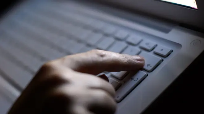 Рука на клавиатуре