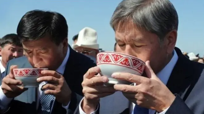 Атамбаев 2017-жылы 24-ноябрда президенттик кызматты Сооронбай Жээнбековго өткөрүп берген