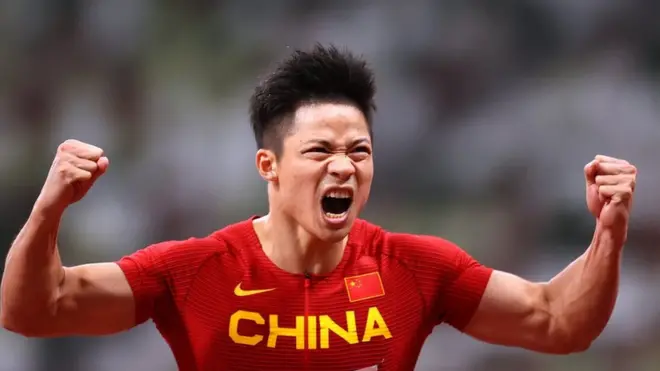 蘇炳添舉起雙拳