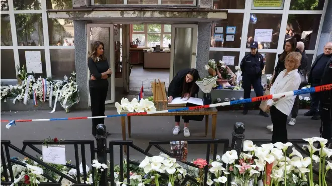 venci i cveće ispred škole