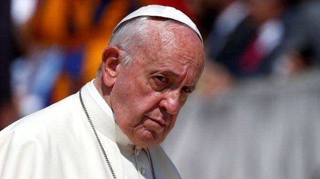 Paus Fransiskus didesak untuk mengatasi krisis pelecehan seksual di Gereja.