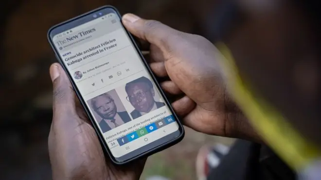 man wit im smart fone for Rwanda