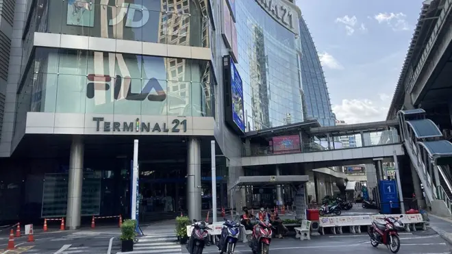 Tổ hợp Terminal 21 nổi tiếng sầm uất nay hầu hết các gian hàng đều đóng