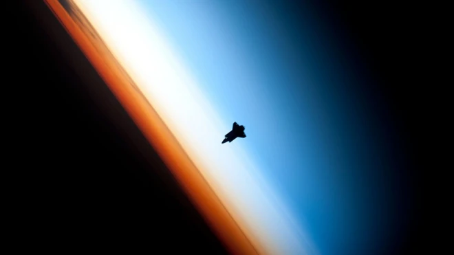 กระสวยอวกาศเอนเดฟเวอร์ (Endeavour) ขณะทะยานอยู่ระหว่างบรรยากาศโลกชั้นเมโซสเฟียร์ (สีฟ้า) กับสตราโตสเฟียร์ (สีขาว)