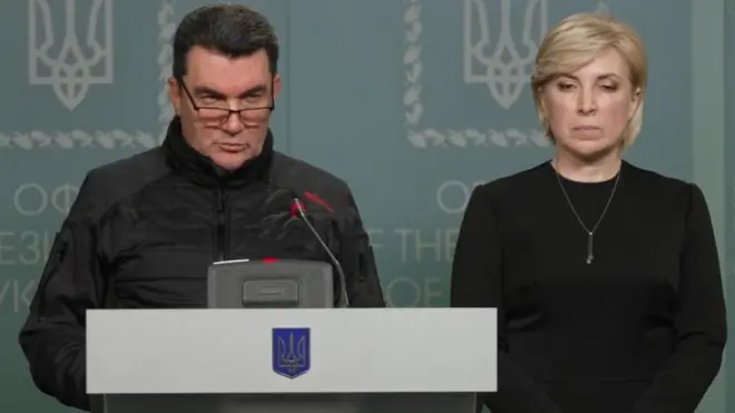 Скріншот відео з брифінгу Олексія Данілова та Ірини Верещук