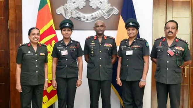 මේජර් දිශාන්ති මෙන්ඩිස් සහ මේජර් නිශාන්ති ලියනගේ හමුදාපති ලුතිනන් ජනරාල් මහේෂ් මුණසිංහ, බ්‍රිගේඩියර් දිල්රුක්ෂි මුණසිංහ සහ බ්‍රිගේඩියර් අරුණ මුහන්දිරම් සමග