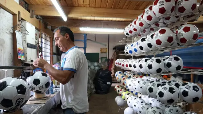 Las pelotas de Dale Más buscan vender en un mercado de calidad, en divisiones inferiores del fútbol argentino. Pero les está costando.