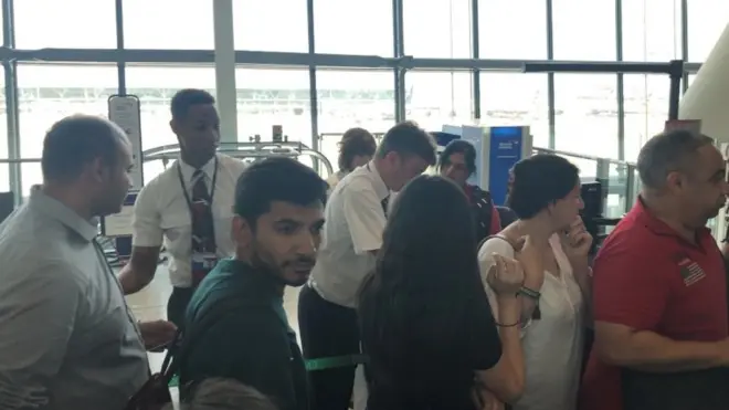 تسبب قرار الشركة البريطانية في حالة من الفوضى بين المسافرين (الصورة من مطار هيثرو)