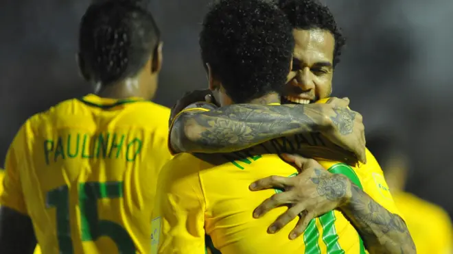 Danie Alves, Neymar y Paulinho