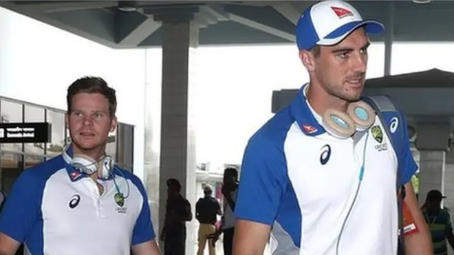 آسٹریلوی فاسٹ بولر پیٹ کمنز (دائیں جانب) اور کپتان سٹیون سمتھ (بائیں جانب) چٹاگانگ میں ٹیم بس میں داخل ہو رہے ہیں