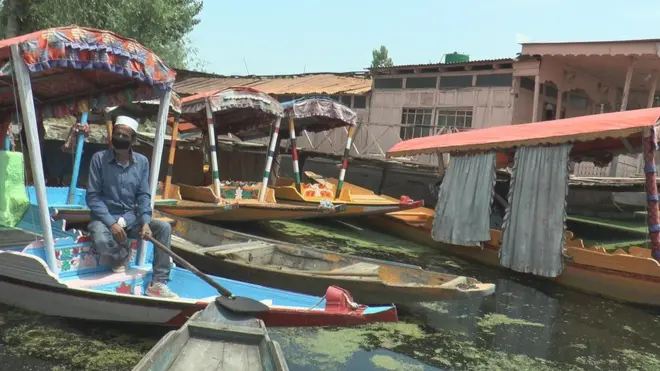 अपनी हाउस बोट पर बैठे हुए मोहम्मद याक़ूब