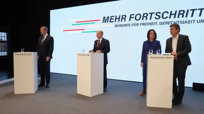 Christian Lindner (FDP), Olaf Scholz (SPD), Annalene Baerbock ve Robert Habeck (Yeşiller Partisi) (Soldan sağa)