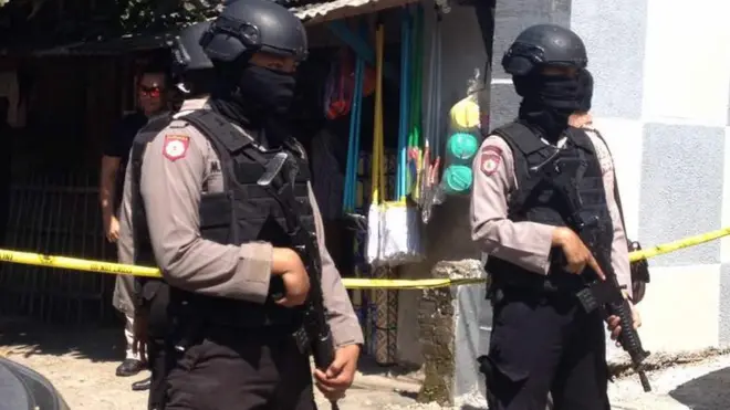 Personel Densus 88 berjaga di dekat rumah W, salah satu terduga pelaku bom Kampung Melayu.