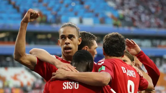 Poulsen akisherehekea na wenzake baada ya kufunga dhidi ya Peru