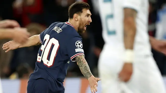 ميسي يحتفل بتسجيل الهدف