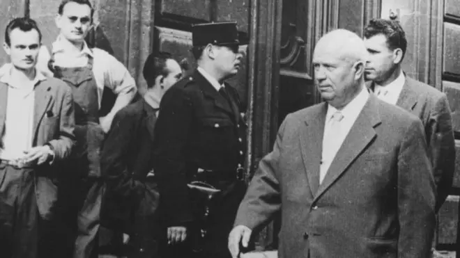Никита Хрущев в Париже 17 мая 1960 года