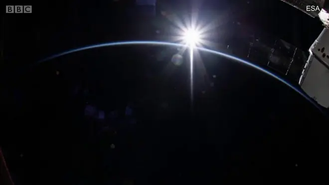 宇宙から見た日の出の光　1日16回
