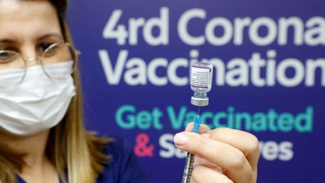 Enfermera preparando cuarta dosis de la vacuna en Israel.