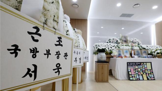 지난달 22일 경기도 성남시 국군수도병원 장례식장에 마련된 故 이모 공군 중사 분향소에 서욱 국방부 장관이 보낸 조화가 놓여있다