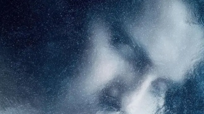 El rostro desdibujado de una persona