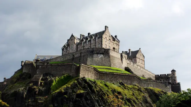 Эдинбургский замок. Неподалеку от него родились "парламентарки" и Эдинбургский туман.