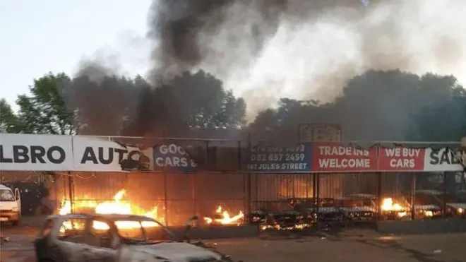 Qabeenya lammiilee alaa Afrikaa Kibbaa magaalaa Johaanisbargi daandii Juuliyesii fi Jeeppistawonitti saamamee fi kaan gubate.