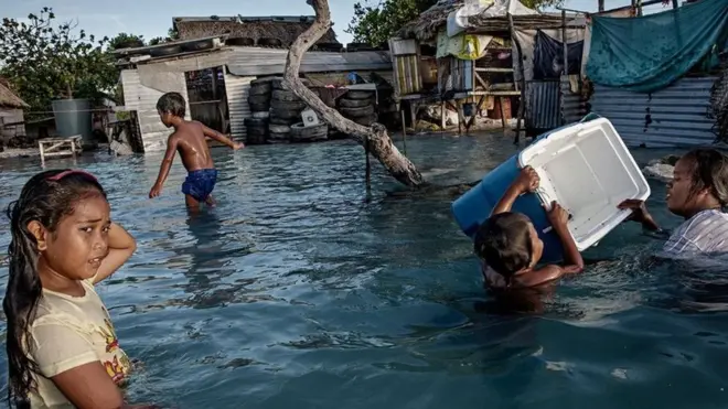 يُتوقع أن يكون ارتفاع مستوى مياه المحيط هو سبب المعاناة الأكبر لأبناء الجيل الجديد من سكان كيريباتي عندما يبلغ عمرهم 22 عاما في المتوسط