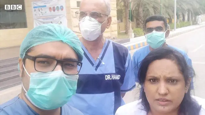 ہم نے پاکستان کے ایسے چند ڈاکٹروں سے بات کی ہے جو کورونا کے مریضوں کی دیکھ بھال کر رہے ہیں اور جاننے کی کوشش کی کہ ان کی پیشہ وارانہ اور ذاتی زندگیوں پر کیا اثرات مرتب ہوئے ہیں۔