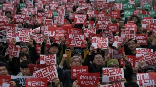 මෙම කාන්තාවගේ පසුබිම සම්බන්ධයෙන් කිසිදු වග විභාගයකින් තොරව ජනාධිපතිනියගේ කතා පිටපත් වෙනස් කිරීමට අවස්ථාවල ලබා දීම සම්බන්ධයෙන් මේ වන විට විශේෂ පරීක්ෂණයක් පැවැත්වෙන බව වාර්තා වේ.