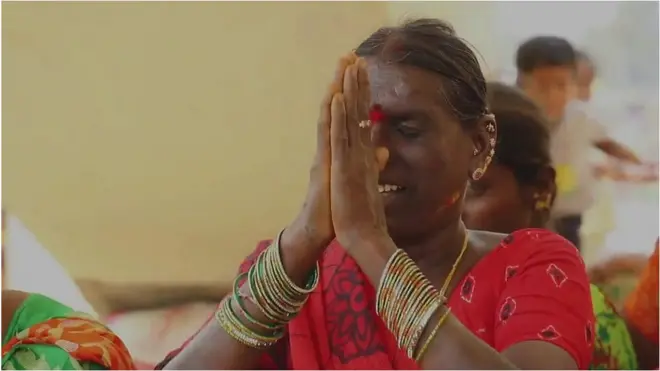 మేడారం జాతరలో కోళ్లు గాల్లో ఎందుకు ఎగరేస్తారు?