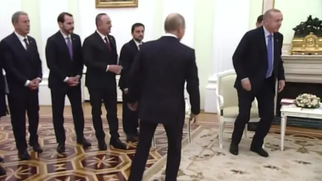 لماذا غادر إردوغان بوتين بعد مصافحته مباشرة؟